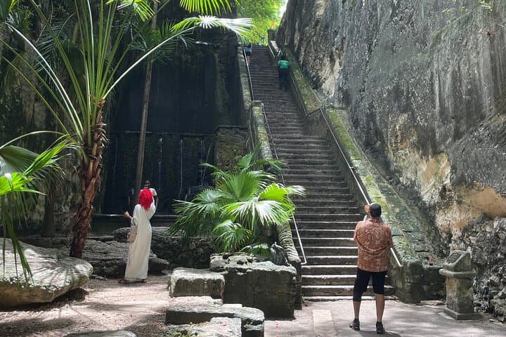 Nassau Private Highlights: Atlantis, Queen's Staircase & Local Flavors Tour photo 3