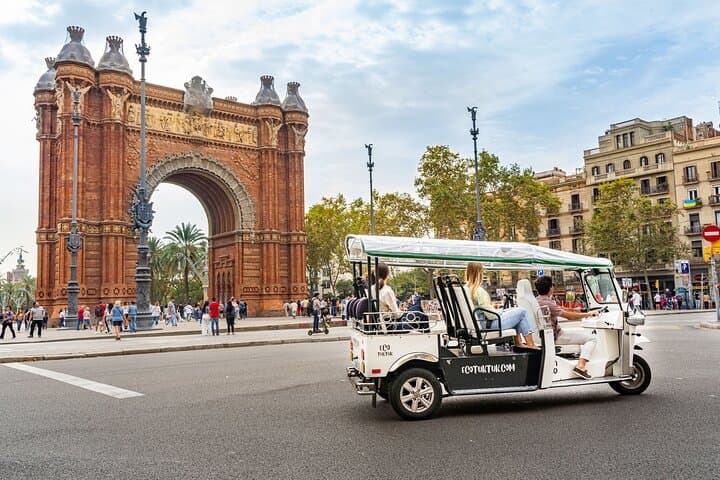 Barcelona Eco Tuk-Tuk Express: Private 60–240 Minute City Highlights Tour