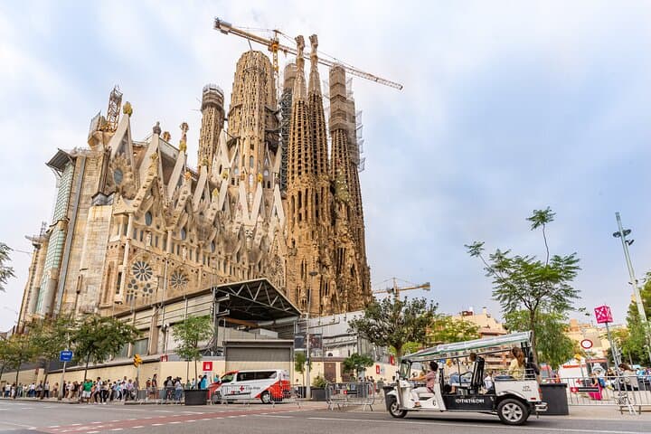 Barcelona Eco Tuk-Tuk Express: Private 60–240 Minute City Highlights Tour photo 5