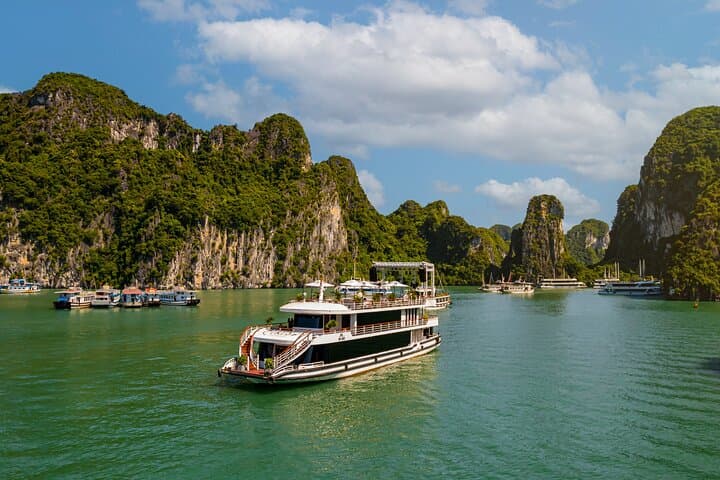 Halong Bay Luxury Day Cruise from Hanoi: Jacuzzi, Kayaks & Sunset Party photo 6