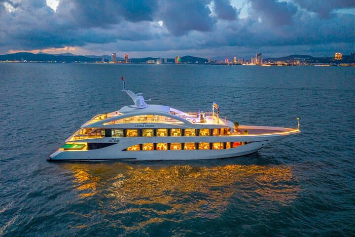 Hanoi to Halong Bay Luxury Day Cruise with Jacuzzi, Lunch & Kayaking