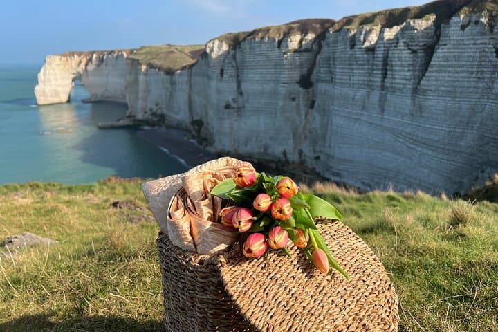 Etretat Day Trip from Paris: Winter Cliff Walk & Cozy Picnic photo 2