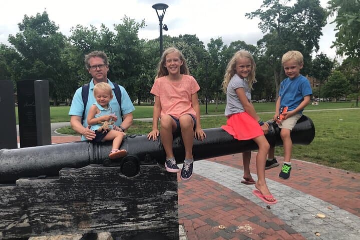 Cambridge Scavenger Hunt: Interactive Walking Tour of Harvard & MIT