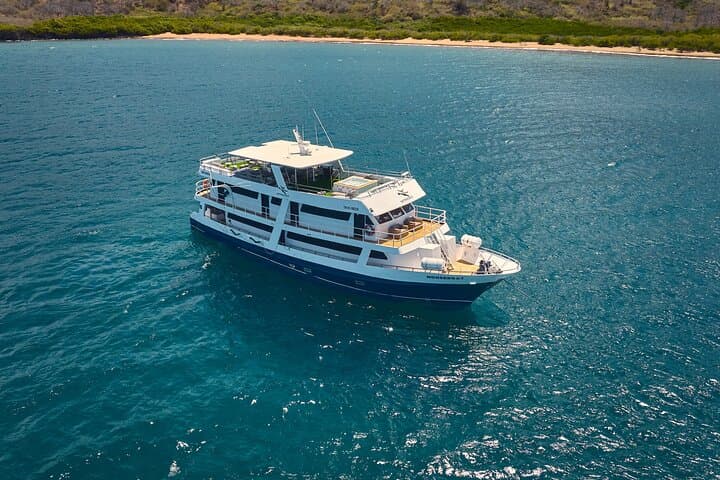 5-Day Galapagos Cruise East Itinerary Aboard the Monserrat Yacht