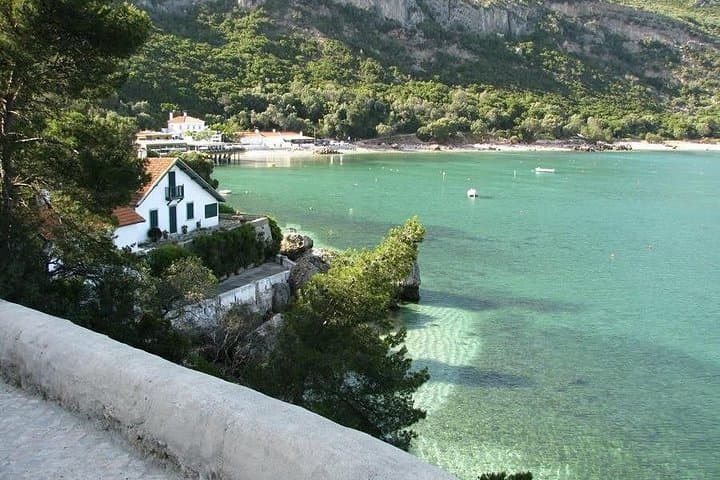 Serra da Arrábida Private Full-Day Tour: Sesimbra, Portinho & Palmela from Lisbon