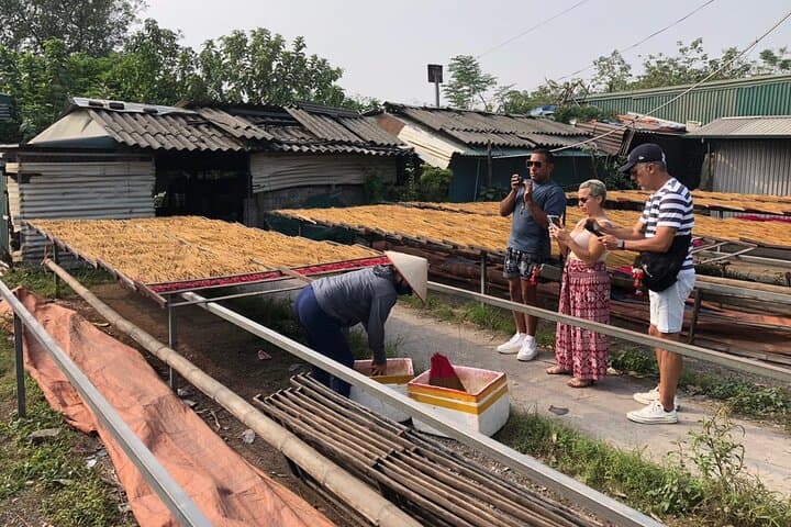 Hanoi Handicraft Villages Day Trip: Lacquer, Conical Hats & Incense photo 3