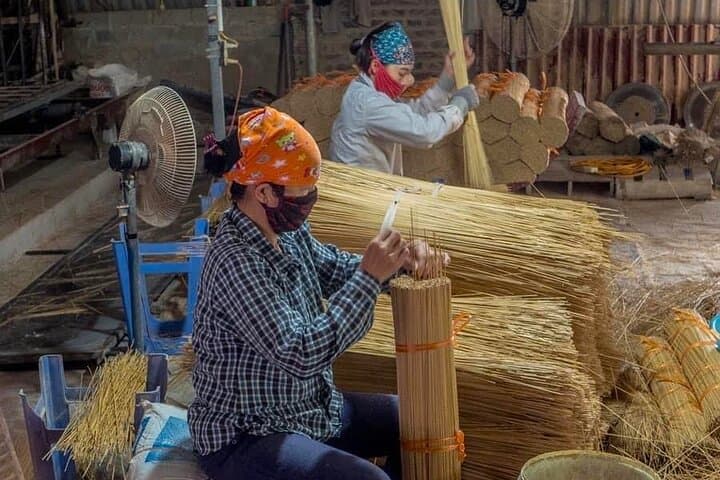 Hanoi Handicraft Villages Day Trip: Lacquer, Conical Hats & Incense photo 6