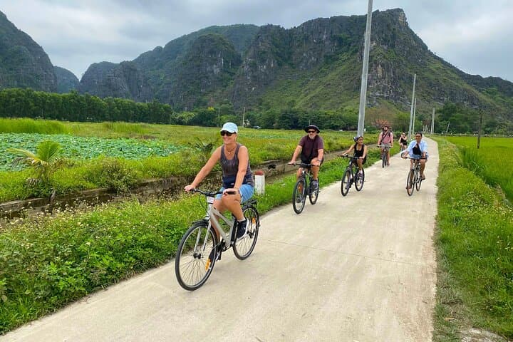 Luxury Day Trip to Bich Dong, Tam Coc & Trang An — Mua Cave Panorama photo 2