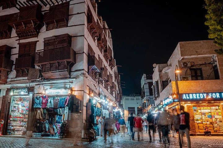 Al Balad Essence Tour: Jeddah Corniche, Tahlia Street & Red Sea Mall Experience
