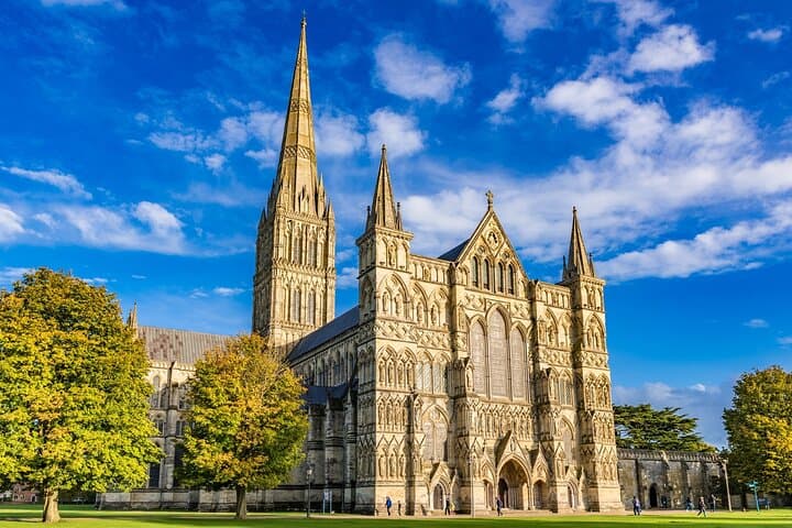 Inside Salisbury Cathedral: Audio-Guided Visit to the Magna Carta and Spire