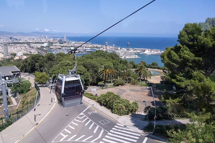 Glide Over Barcelona: Montjuïc Cable Car Roundtrip to the Castle