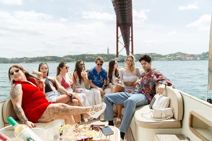 Lisbon Comfortable Cruise: Pastel de Nata, Open Bar & Dolphin Watching on the Tagus
