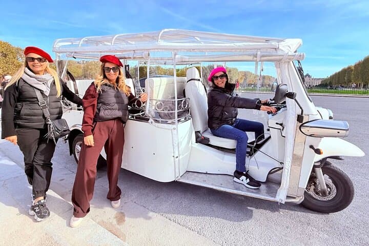 Explore Paris by Electric TukTuk: Private 4-Hour Highlights Tour