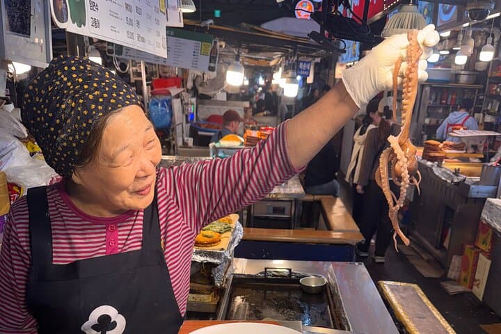 Seoul Markets Walking Tour: Dongmyo Flea Market & Gwangjang Street Food Experience