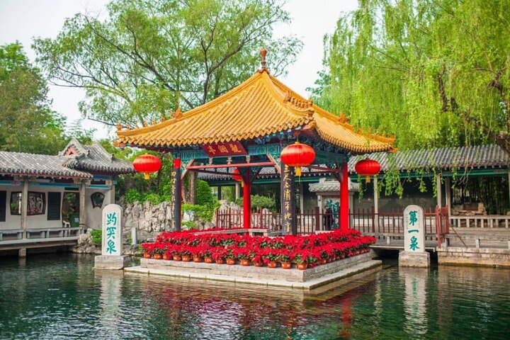 Jinan One-Day Private Tour: Baotu Spring, Daming Lake & Qianfo Mountain