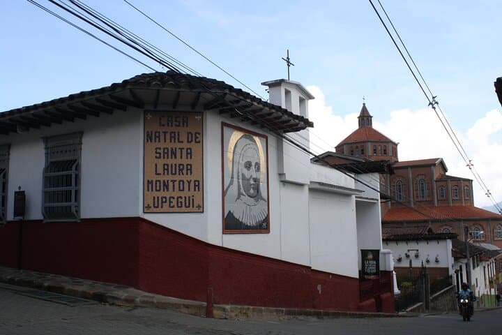 Jericó Day Trip: Colonial Streets, Rail Workshops & Private Barbecue at Finca Bonnavista photo 5