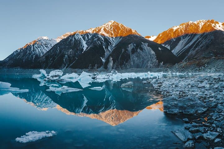 Private Mt Cook Photo Tour from Queenstown — Lake Pukaki & Hooker Valley photo 1
