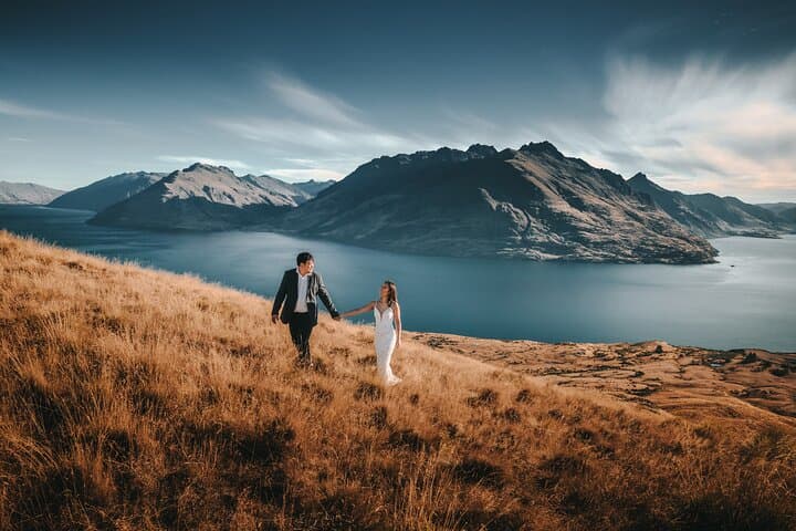 Private Couples Photo Shoot in Queenstown — Golden-Hour Portraits by Lake Wakatipu