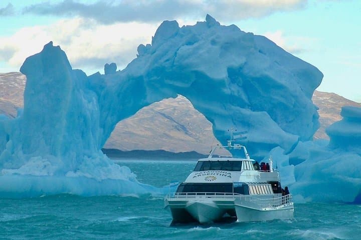 Glacier Viedma Navigation and Trekking: Boat Crossing and Hike from El Calafate to El Chaltén