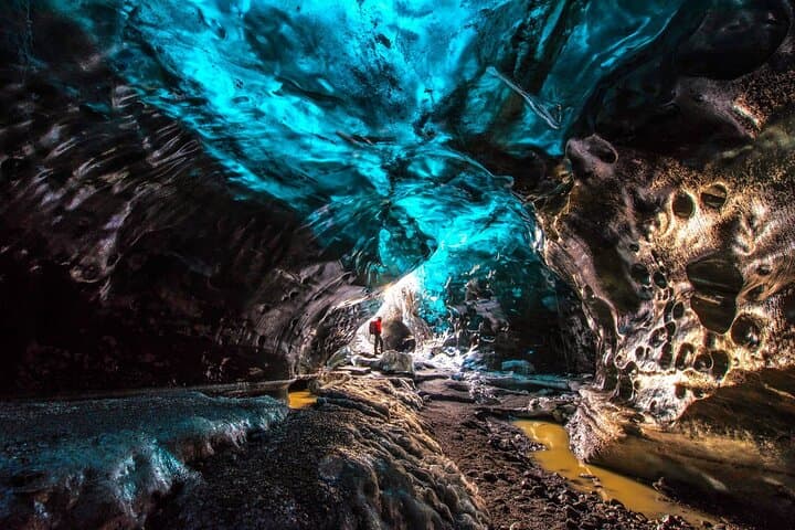Exploring Iceland’s Ice Caves, Glacier Lagoons & Northern Lights: A 5-Day Adventure