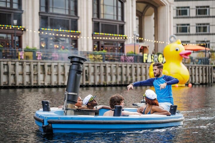 Hot Tub Boat Tour Canary Wharf London: Floating Hot Tub Cruise on West India Docks