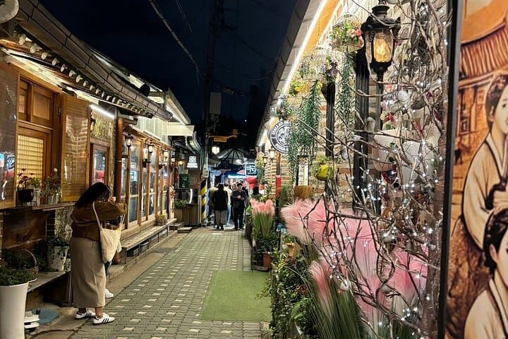 Seoul Nightscape Tour: Ikseon-dong Hanok Village to Bugak Sky Pavilion photo 3