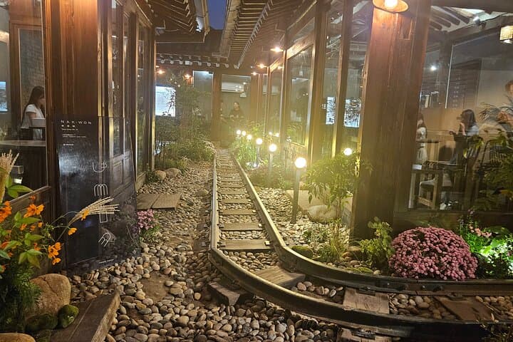 Seoul Nightscape Tour: Ikseon-dong Hanok Village to Bugak Sky Pavilion photo 4