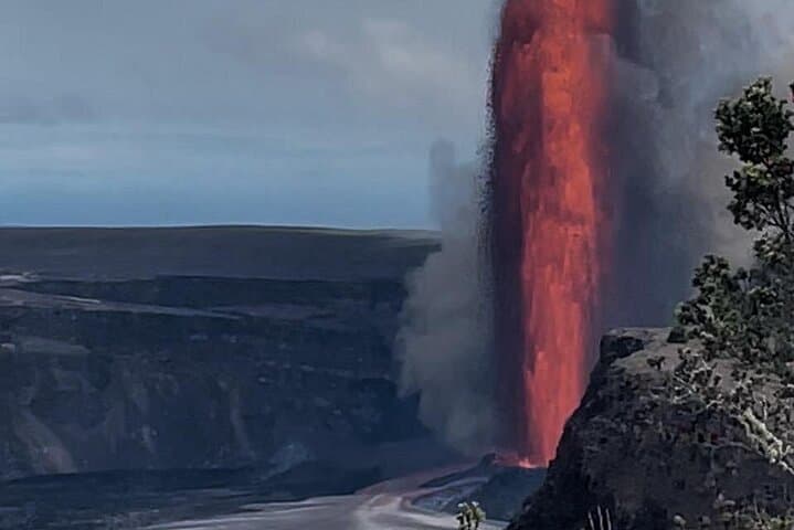 Private Hilo & Volcanoes Tour: Rainbow Falls, Lava Tube & Punaluʻu