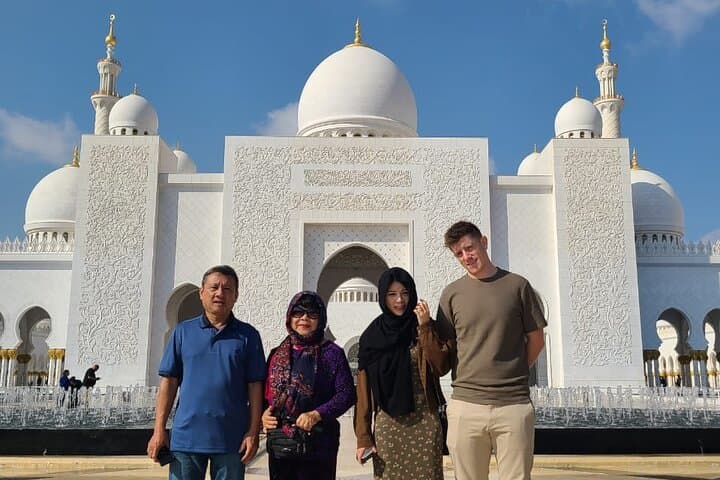 Private Abu Dhabi Layover City Tour: Sheikh Zayed Mosque, Corniche & Yas