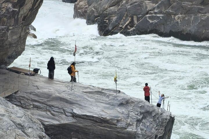 Day Hike Tiger Leaping Gorge: Private One-Day Trek Along the Jinsha River photo 3