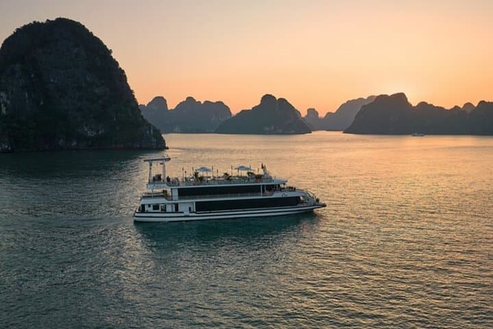 Iris Cruise Ha Long Bay: Luxury Day Cruise to Sung Sot Cave & Ti Top Island photo 3