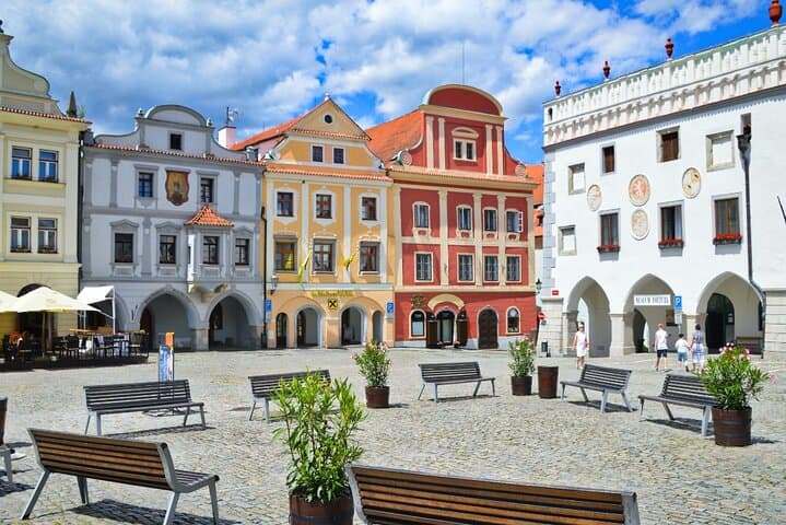 Prague-to-Vienna Transfer with Guided Stop in Český Krumlov: Castle Views & Riverwalk