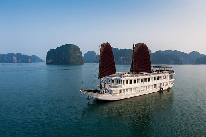 2-Day Bai Tu Long Bay Cruise: Thien Canh Son Cave, Vung Vieng & Kayaking photo 4