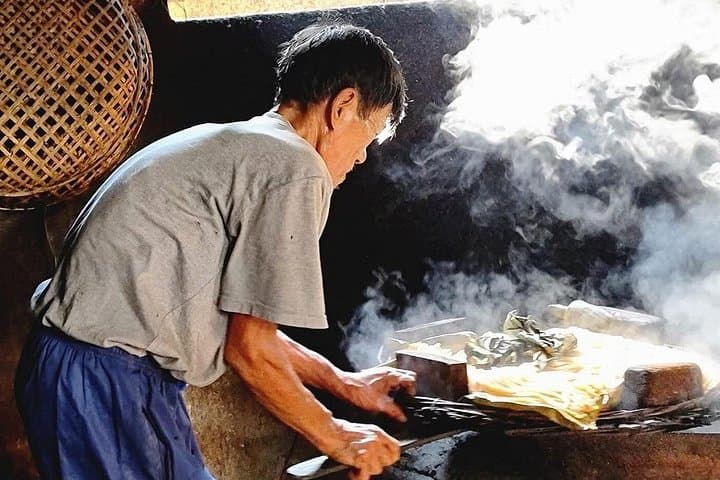 Hoi An Hidden Alleys Walking Tour: Ancient Echoes & Local Food Tasting photo 4