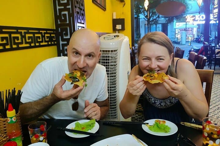 Hoi An Street Food Walking Tour: Best Local Eats & Evening Stroll