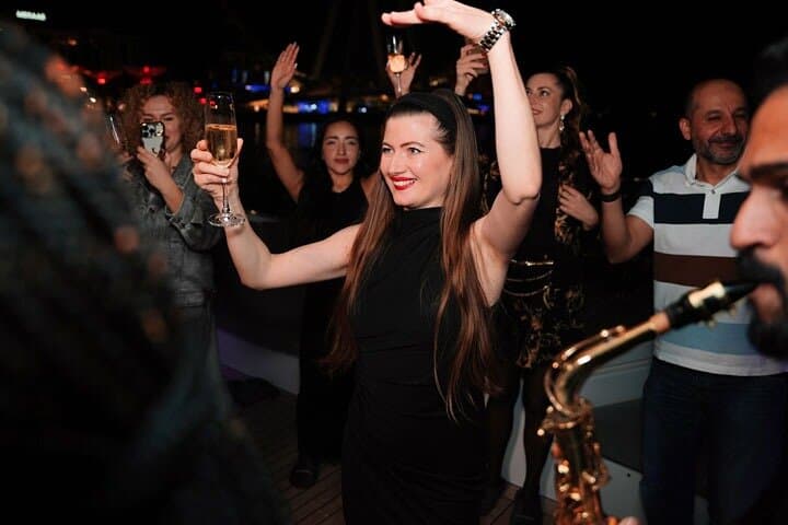 Dubai Superyacht Party: Live DJ, Open Bar & Dinner Cruise photo 4