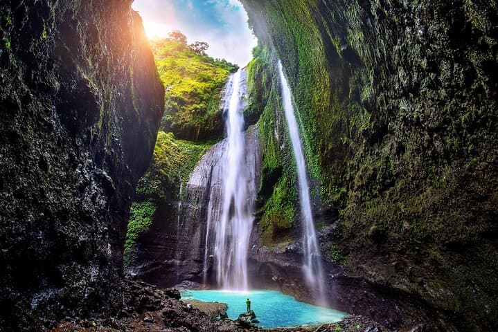 Surabaya Shore Tour: Waterfall, Jawi Temple & City Highlights