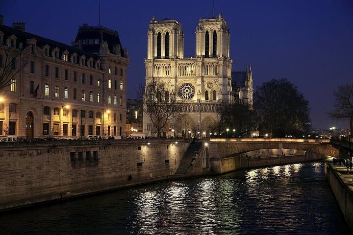 Private Paris Walking Tour: Notre-Dame to the Louvre in 2 Hours photo 3