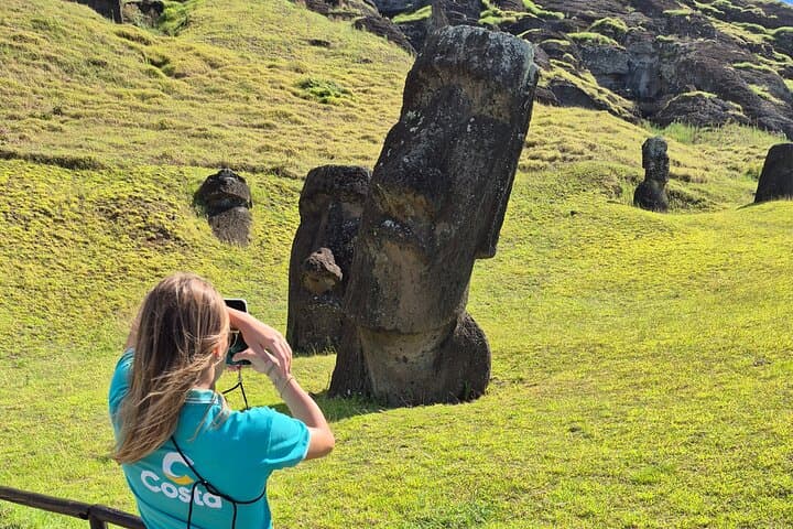 Discovering Easter Island: A Historical Tour of Moai Mysteries photo 4
