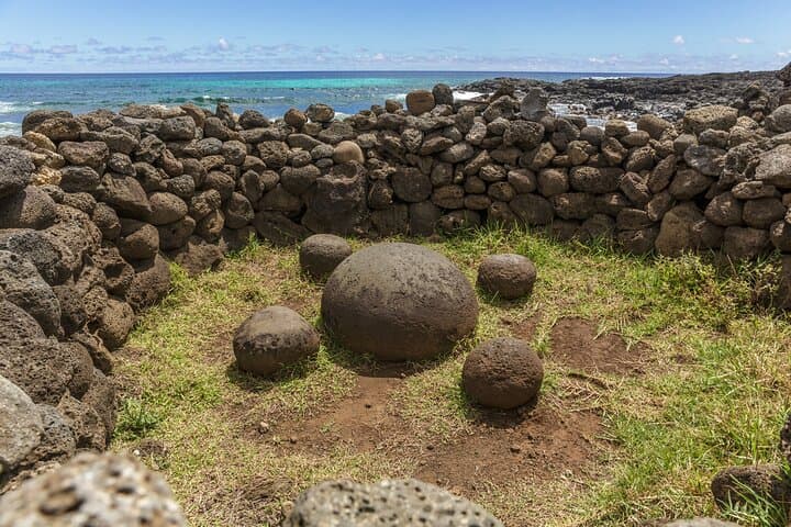 Discovering Easter Island: A Historical Tour of Moai Mysteries photo 5