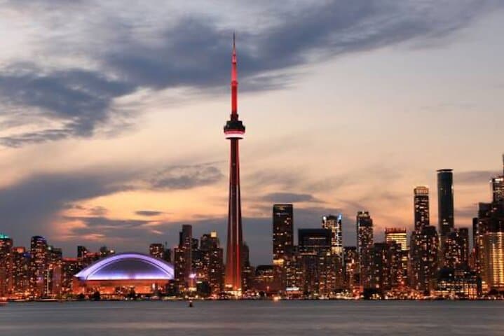 Private Luxury Toronto & Niagara Falls Discovery Tour: CN Tower to the Falls in a Day