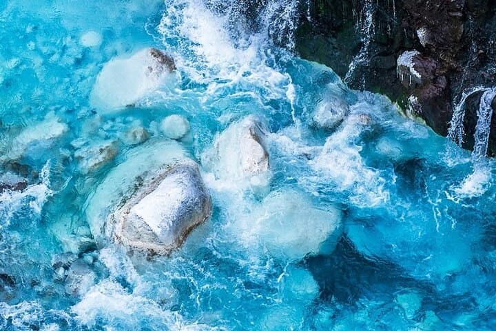 Sapporo Winter Day Tour: Asahiyama Zoo, Blue Pond & Shirahige Falls photo 3