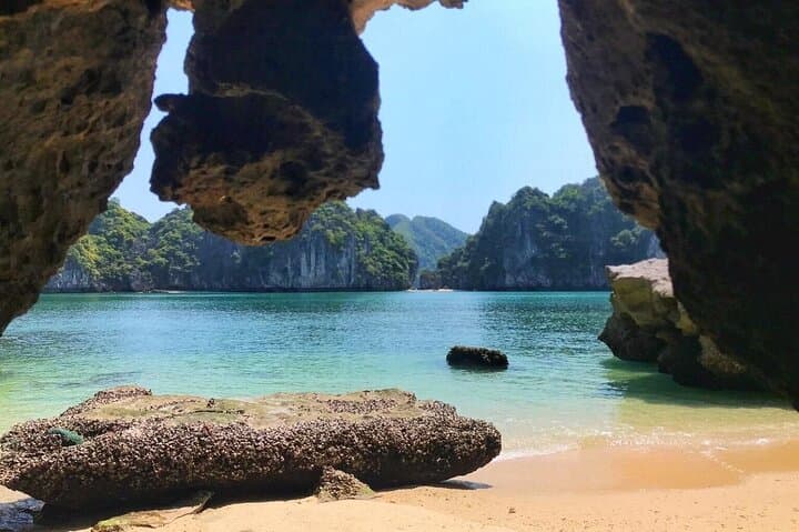 Lan Ha & Ha Long Bay Full-Day Seclusion Cruise from Cat Ba: Kayaks, Caves & Secluded Beaches photo 6
