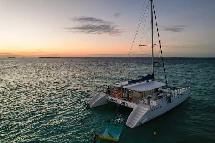 Sunset Sailing to Isla Mujeres from Cancún — Unlimited Drinks & Transfer Included