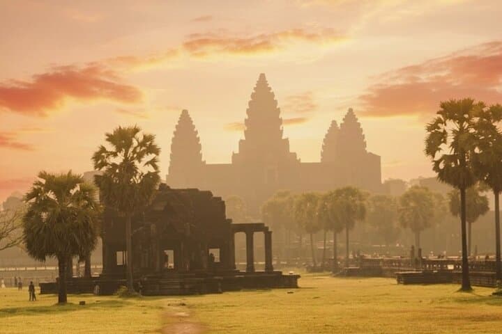 Angkor Wat Full-Day Private Tour: Bayon, Ta Prohm & Phnom Bakheng Highlights