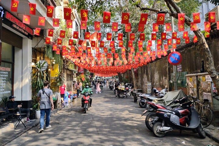 5-Day North Vietnam Tour: Hanoi, Ha Long Bay & Tam Coc Experience photo 2