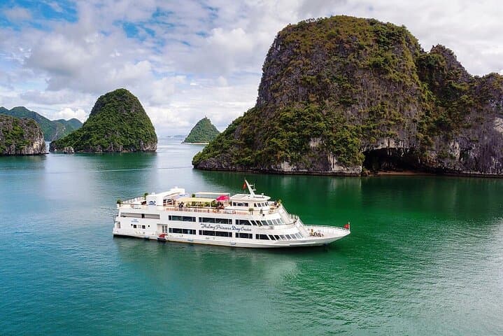 5-Day North Vietnam Tour: Hanoi, Ha Long Bay & Tam Coc Experience photo 3