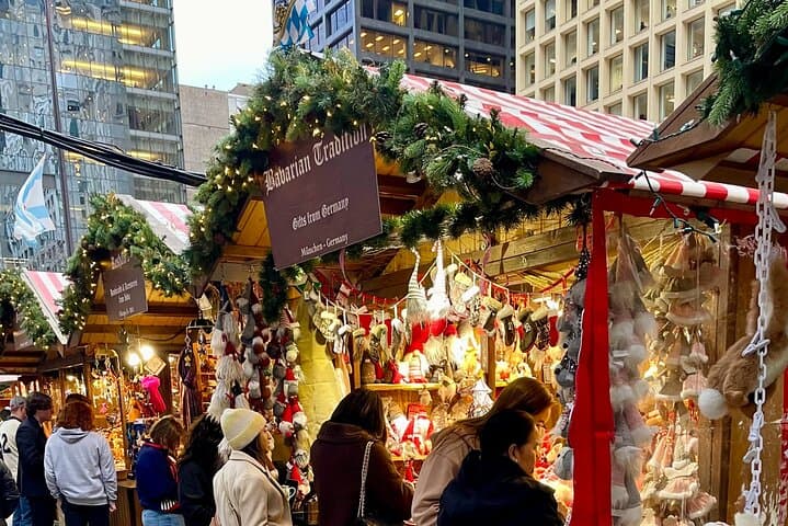 Explore Chicago's Pedway: Holiday Walking Tour from Swissotel to Millennium Park