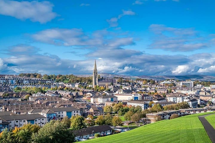 Belfast to Derry: Private Day Tour of City Walls, Murals & Antrim Coast