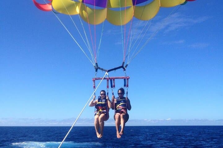 Parasailing Over West Bay Beach: Roatan’s Reef From 600–800 Feet